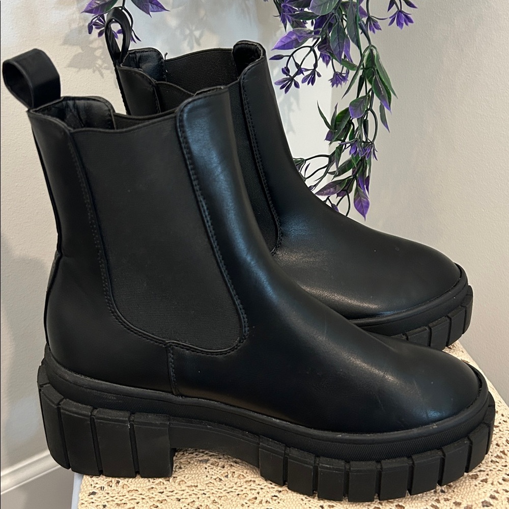 READY SALTED Chunky Platform Boots Black Stretchy Sides New Size 39/8